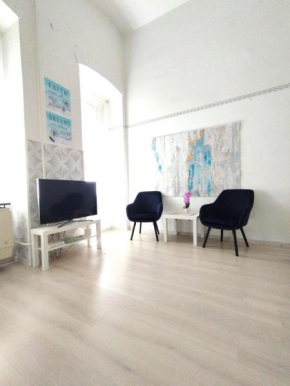 FREE PARKING GARAGE! Downtown apartment close to NEW YORK CAFÉ